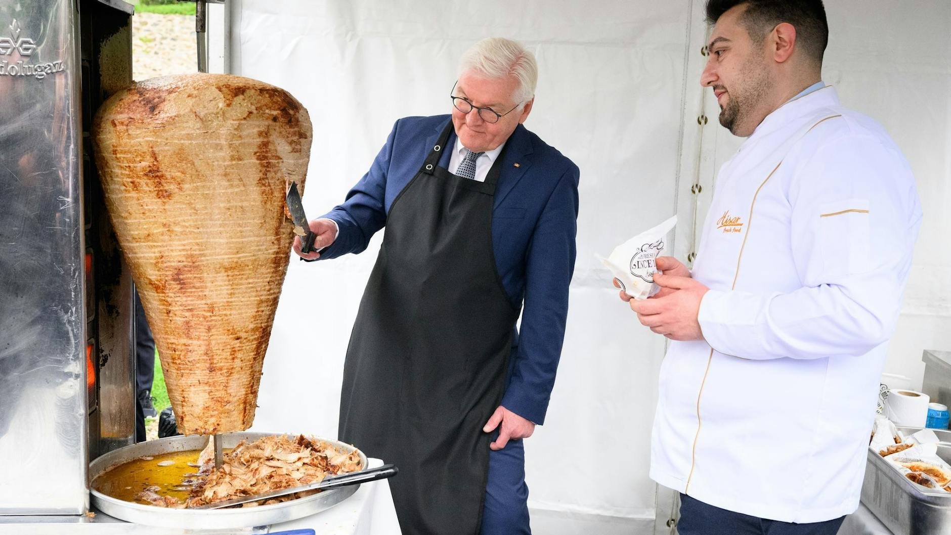 Unser Mann am Spieß: Bundespräsident Frank-Walter Steinmeier (l) schneidet unter Anleitung des Berliner Gastronoms Arif Keles bei einem Empfang des Bundespräsidenten im Garten der historischen Sommerresidenz des deutschen Botschafters in Istanbul Döner - nach dem Berliner Rezept von Keles.