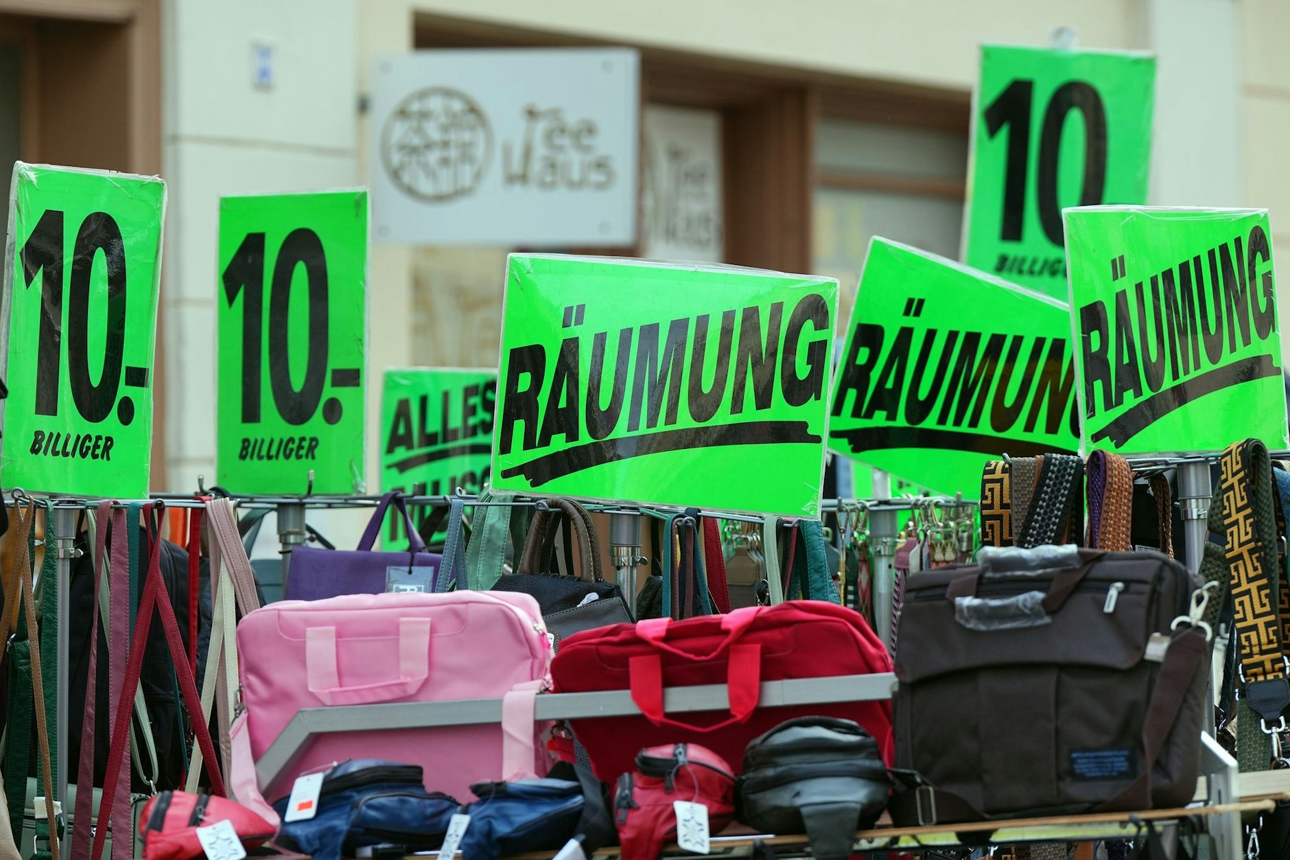 Räumungsverkauf in ein Geschäft. Der Einzelhandel wird besonders stark vom Fachkräftemangel betroffen sein, so eine aktuelle Studie. (Symbolbild)