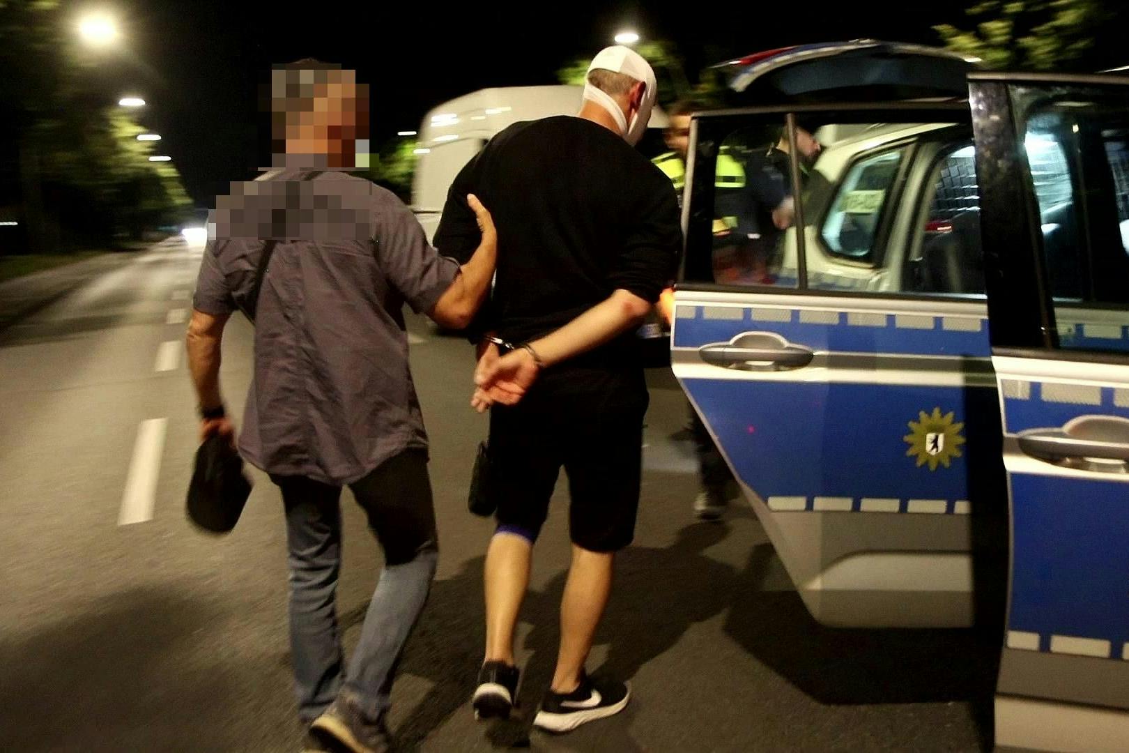 In Berlin kam es in der Nacht zu Freitag zu einer irren Verfolgungsjagd. Der Autodieb verletzte sich bei der Flucht, wurde festgenommen.