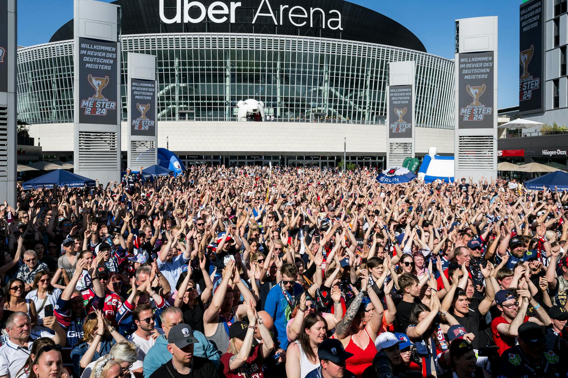Zur Meisterfete im Mai war der Fan-Andrang vor der Halle am Ostbahnhof groß, auch am Sonnabend steppt da wieder der (Eis-)Bär.