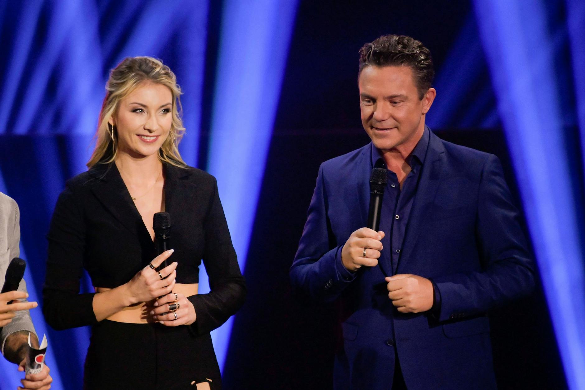 Ab und zu erlauben sich Anna-Carina Woitschack und Stefan Mross noch Seitenhiebe gegeneinander.