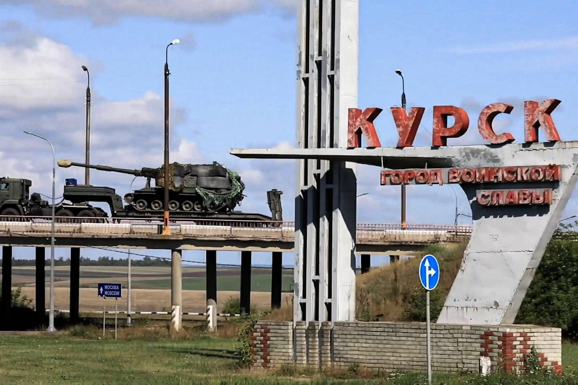 Ein Konvoi von Militärfahrzeugen der russischen Streitkräfte bewegt sich in Richtung des Bezirks Sudscha. Die Ukraine startete am 6. August einen Angriff auf die russische Region Kursk.