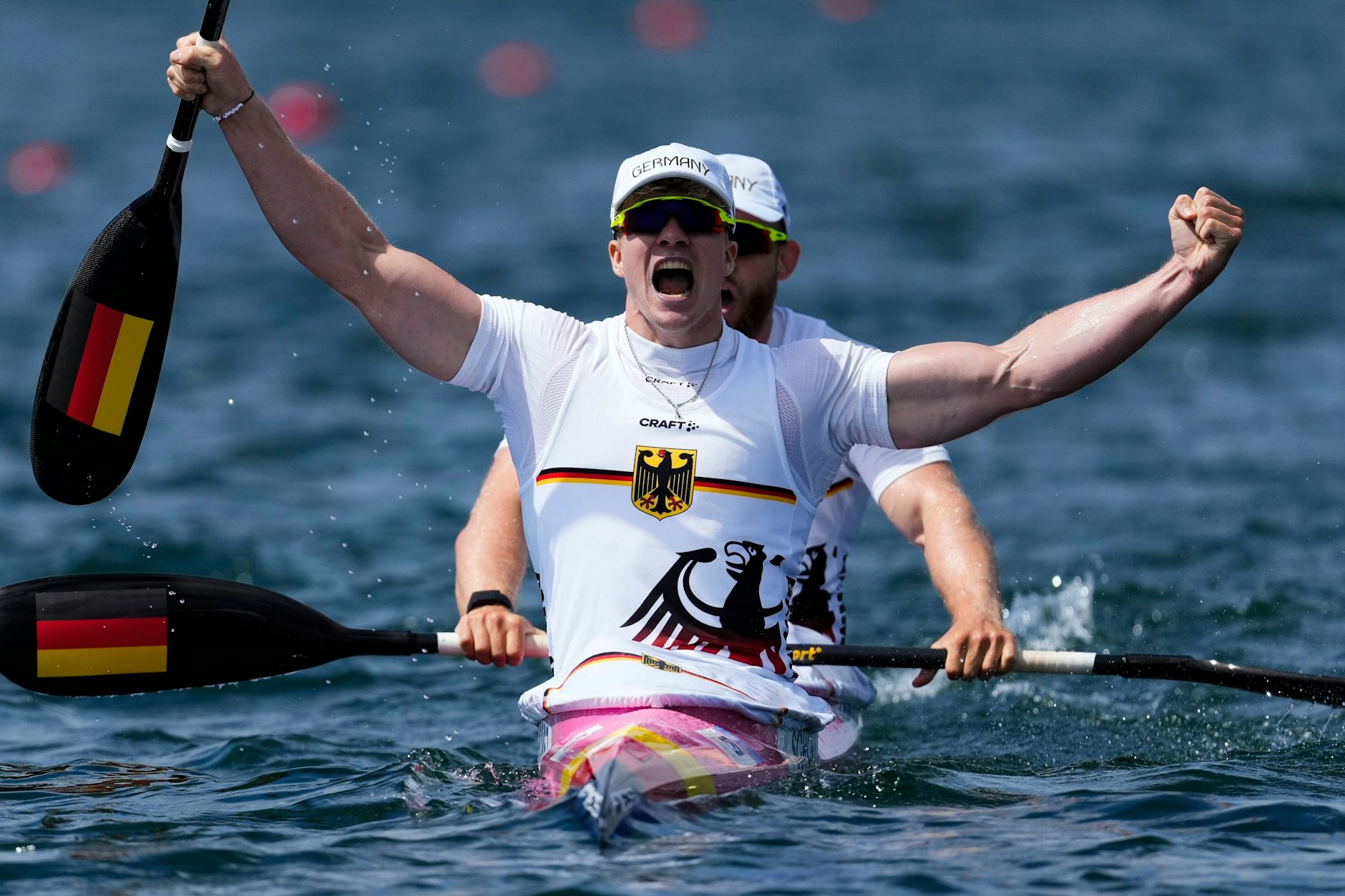 Max Lemke und Jacob Schopf feiern den Olympiasieg.