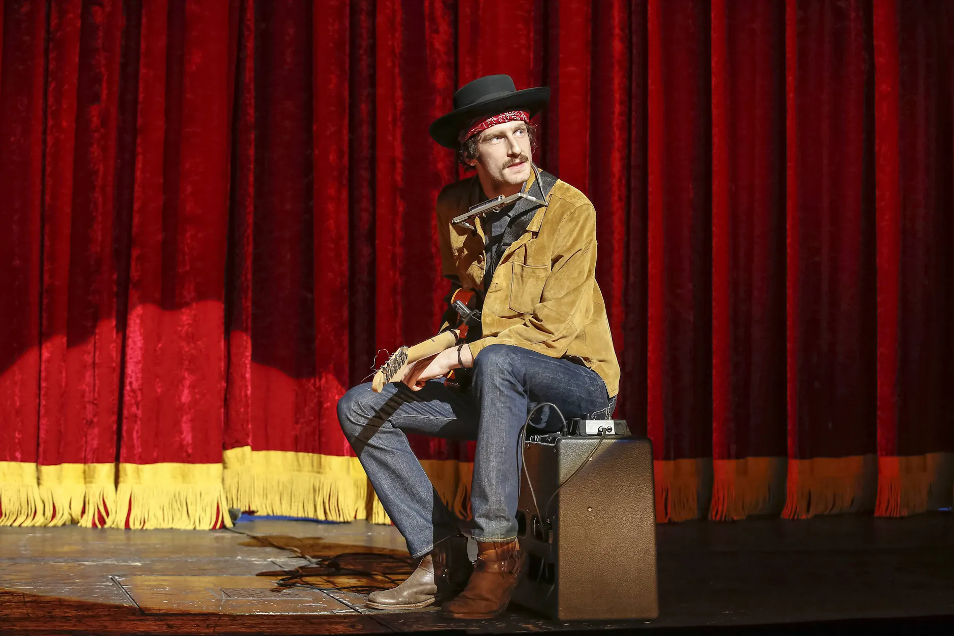 Luca Schaub (1988–2024) in „Die Danksager“, der BE-Abschiedsinszenierung von Leander Haußmann und Sven Regener