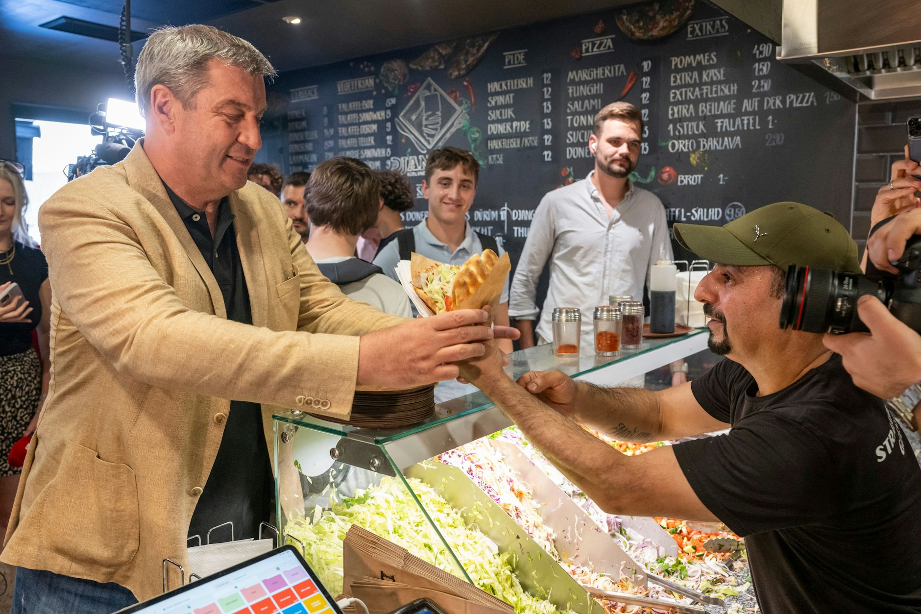 Döner macht selbst Söder schöner: Rostbratwurst-Mann Markus Söder (CSU), Ministerpräsident von Bayern, hat sich jüngst als Döner-Fan geoutet.