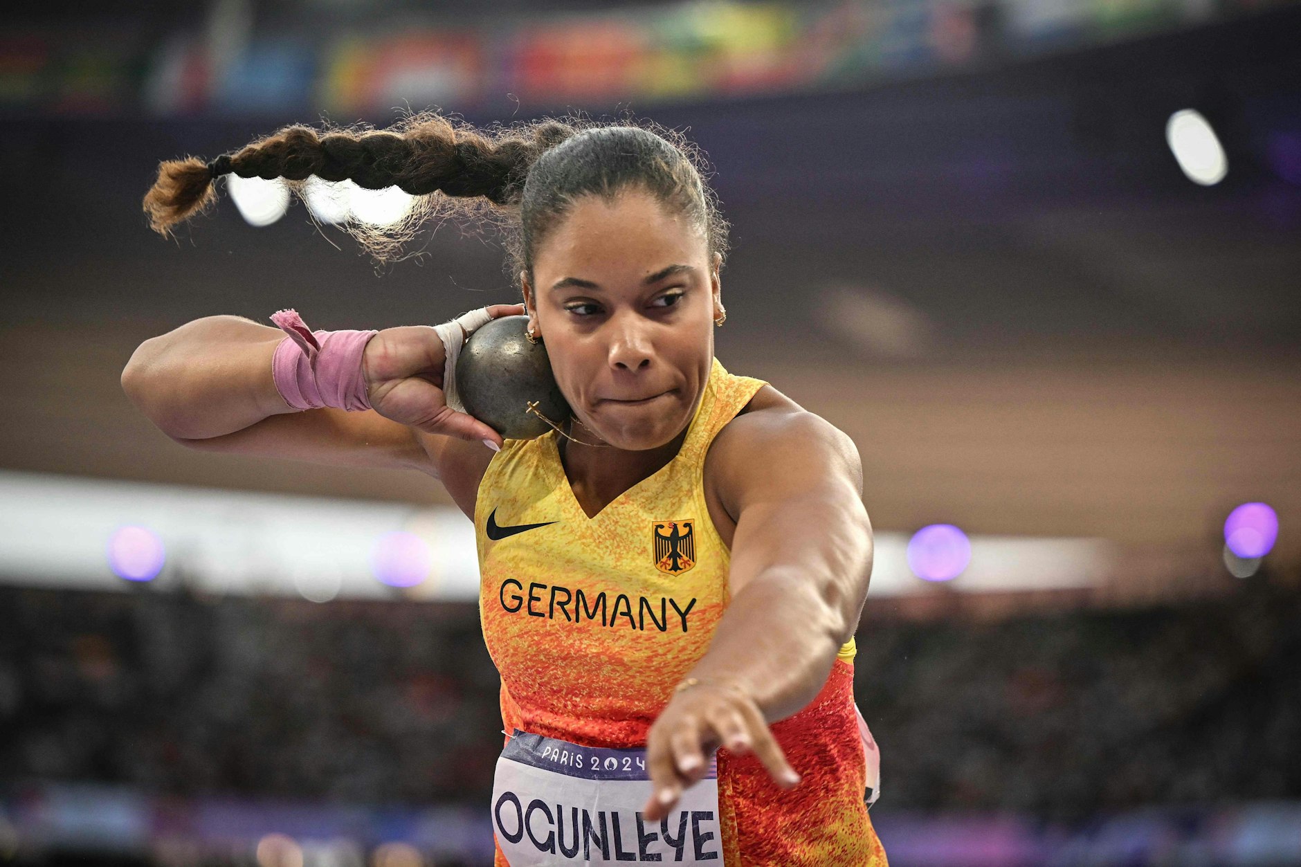 Olympia 2024 Yemisi Ogunleye holt Gold für Deutschland im Kugelstoßen