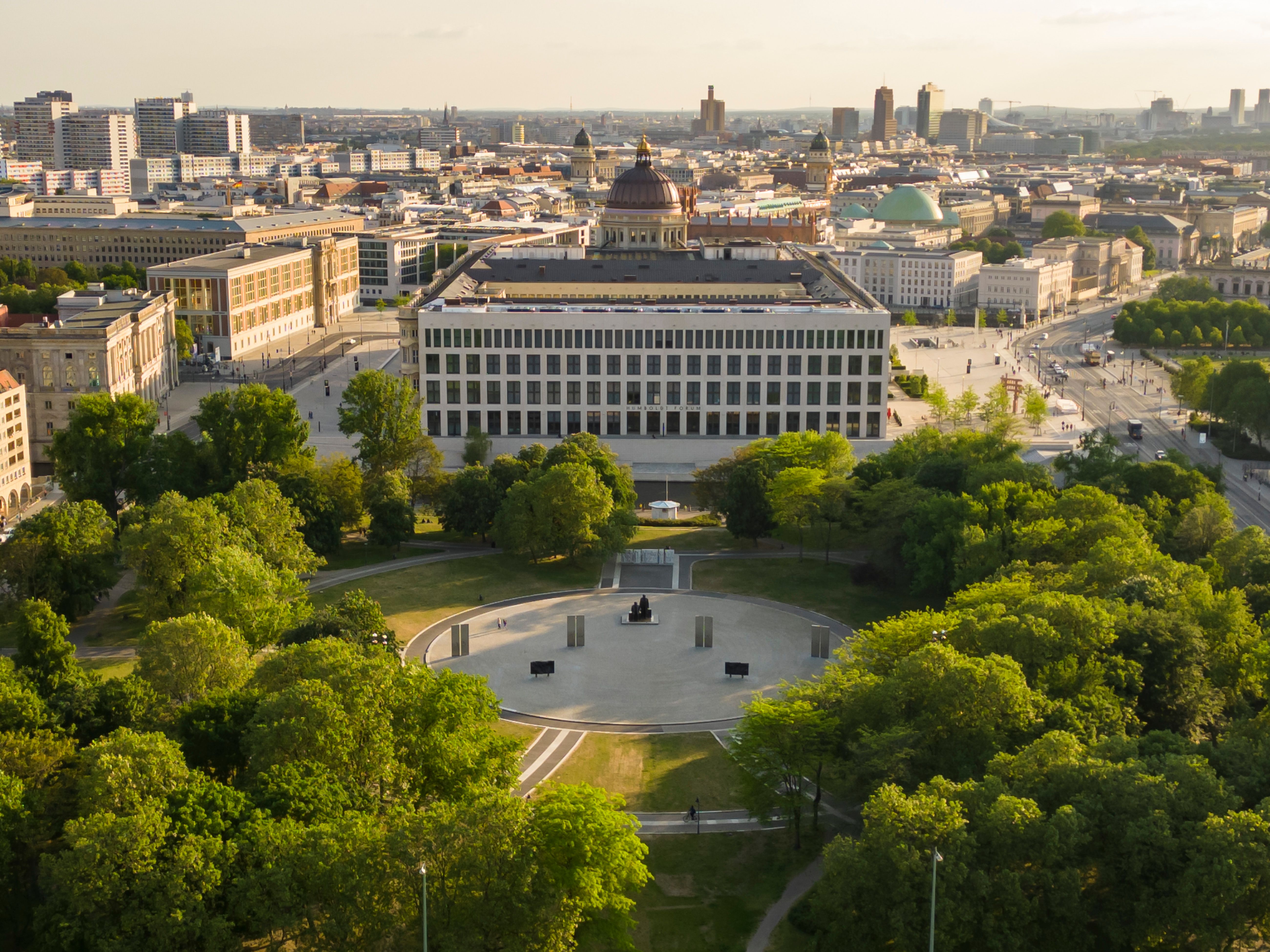 Messerangriff in Berlin-Mitte: Zwei Menschen ausgeraubt und verletzt