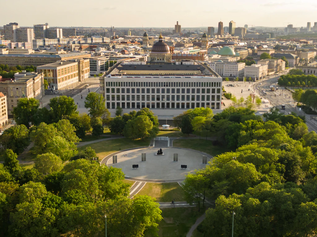 Berlin-Mitte: Unknown man attacks man with knife and brutally injures him