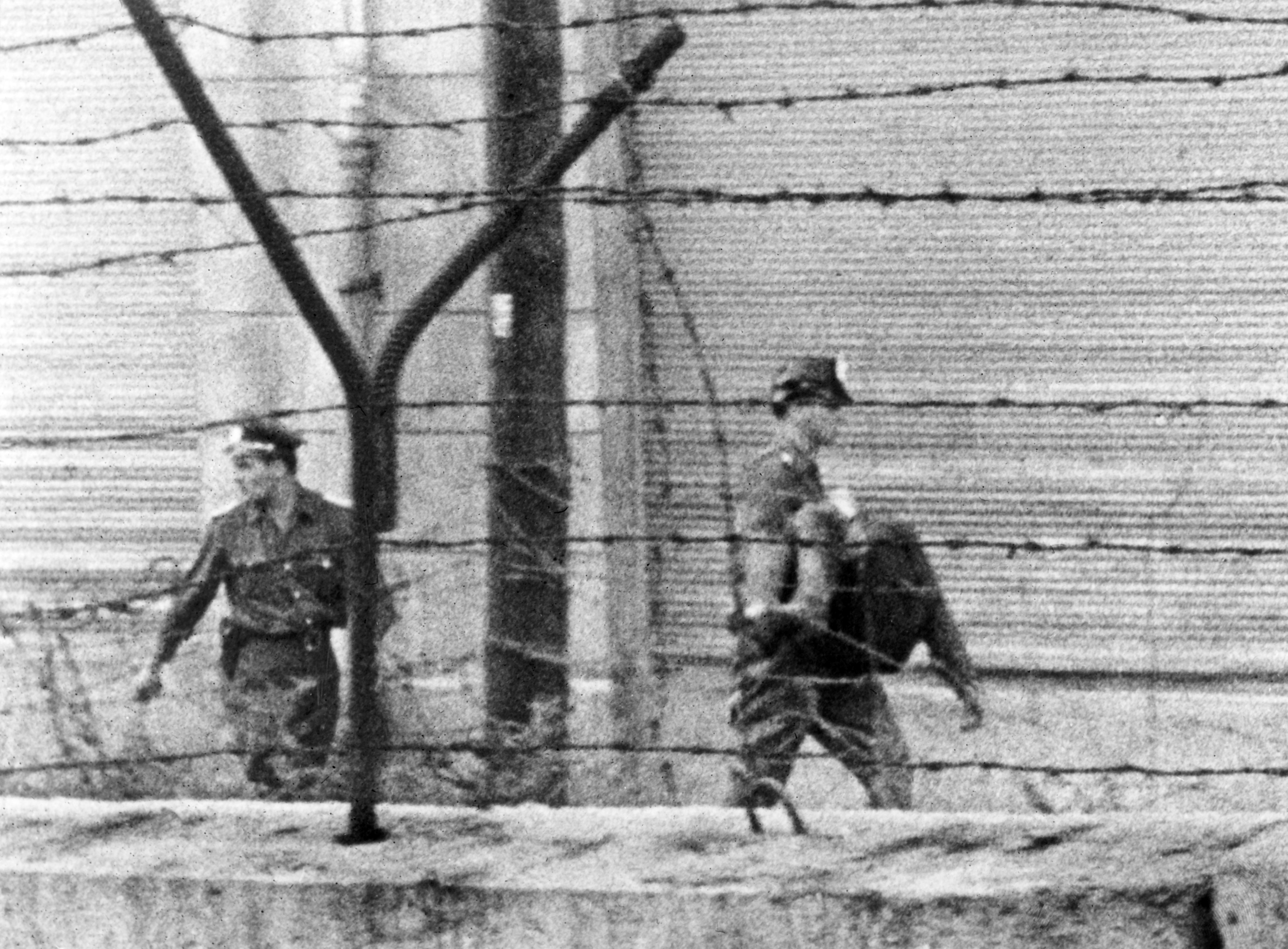 Image - Berlin-Weißensee: Kranzniederlegung in Gedenken an Opfer der Berliner Mauer