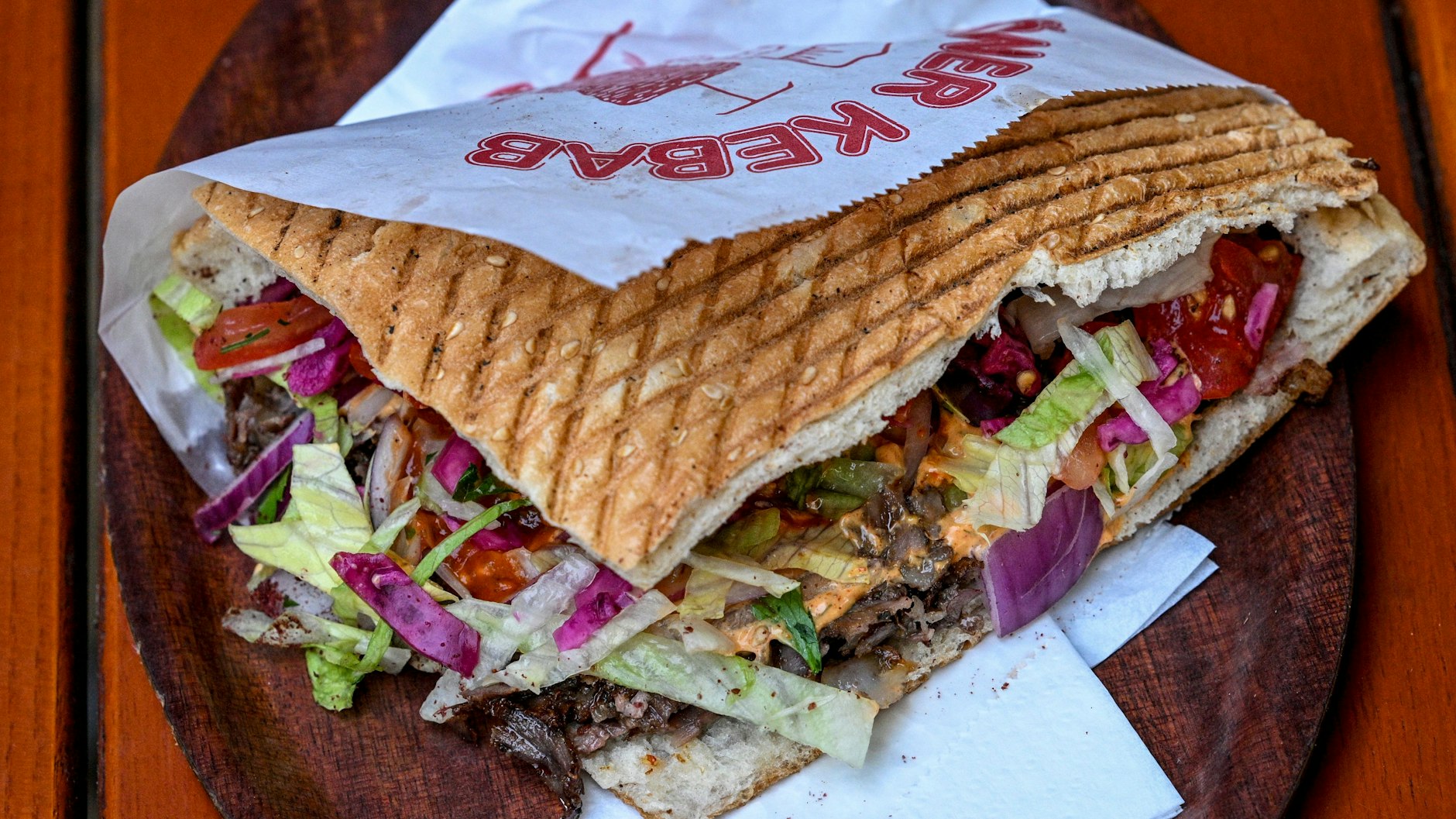 So hat ein Döner auszusehen: Kross gebratenes, saftiges Fleisch mit viel Gemüse und Soße in einem Fladenbrot. Hier ein Döner aus Doyum Restaurant in der Admiralstraße.