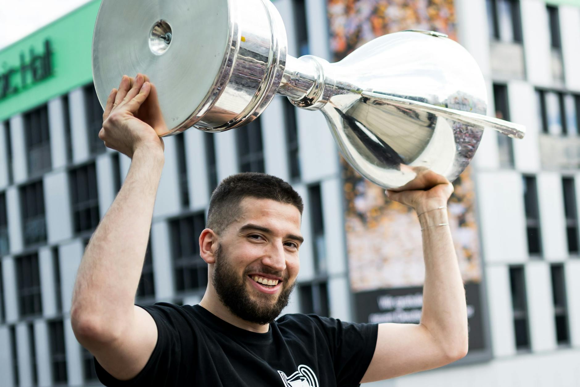 Ende April stemmte Eisbären-Stürmer Tobi Eder noch freudestrahlend den Meister-Pokal.