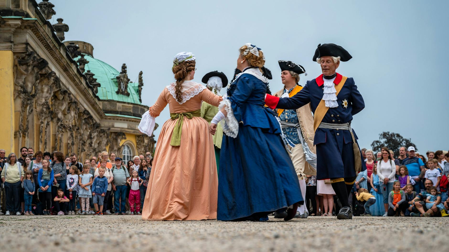Die sogenannte höfische Gesellschaft bei der Potsdamer Schlössernacht.