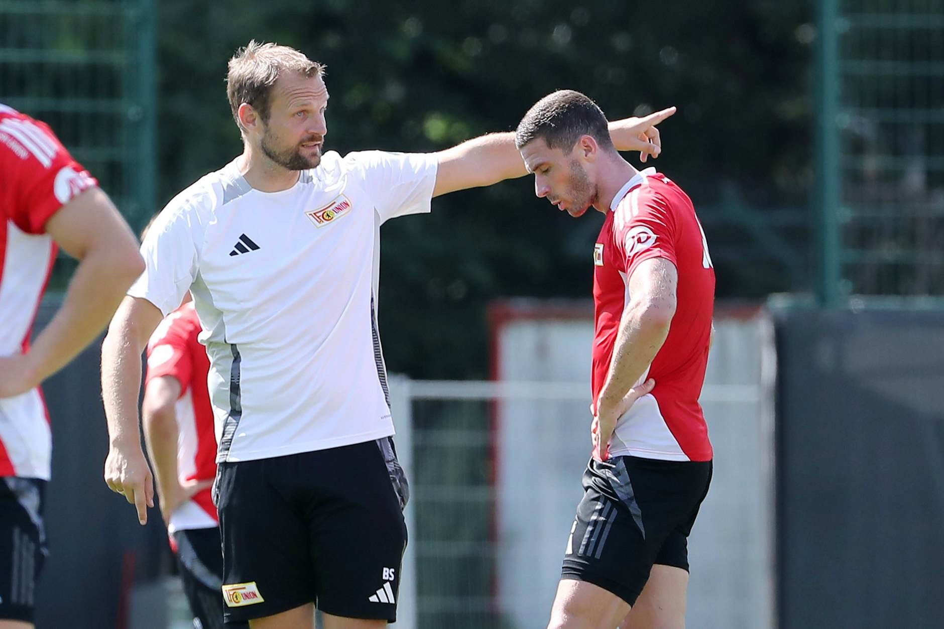 Hier oder da lang: Unions Cheftrainer Bo Svensson (45) würde auch in Zukunft gern mit Robin Gosens (30) arbeiten.&nbsp;