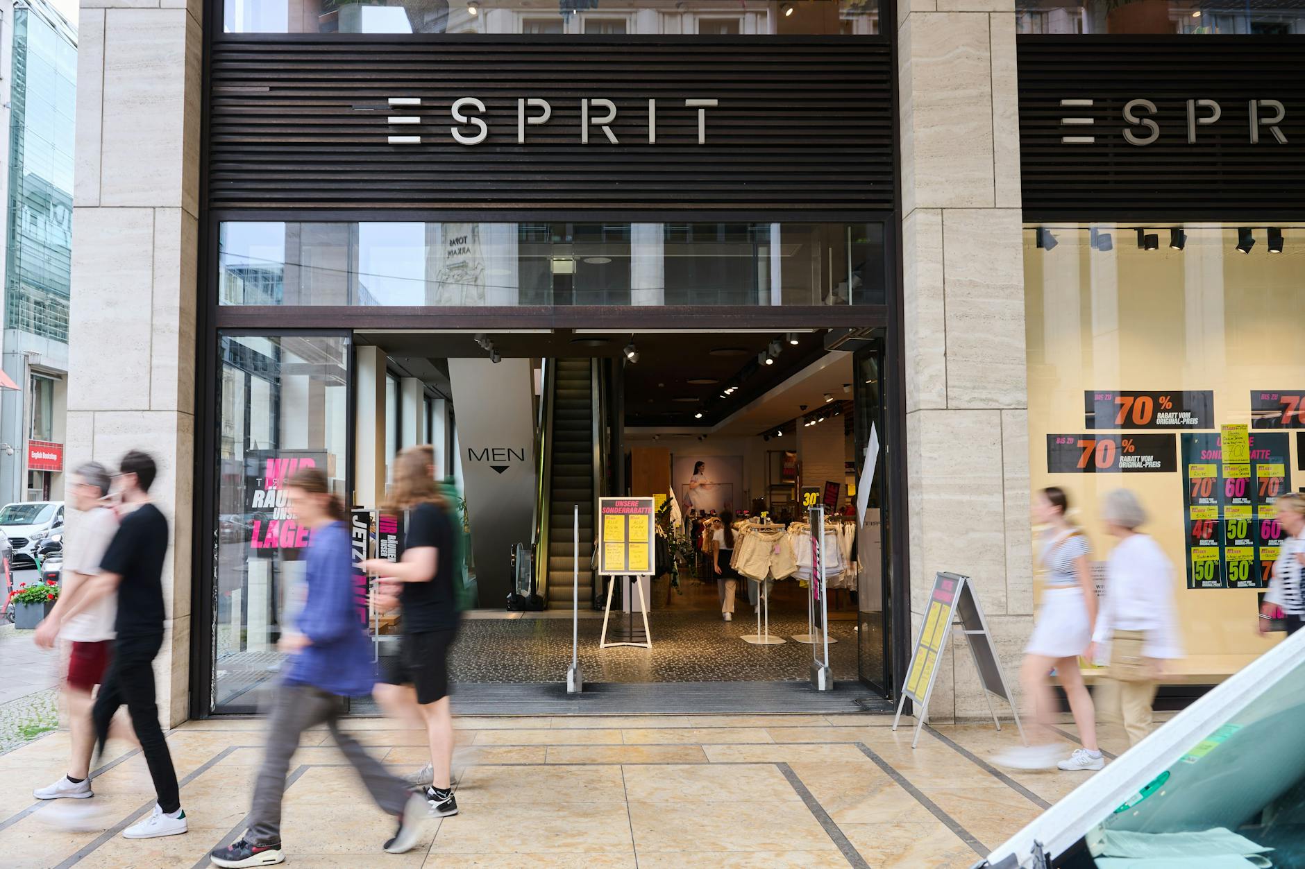 Filiale von Esprit in der Friedrichstraße: Die Modekette macht alle ihre Läden in Deutschland dicht!