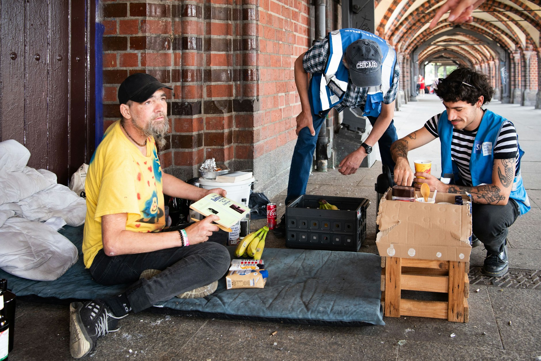 Fahrer Jens Schulz und sein Kollege Andre verteilen Bananen, Wackelpudding, Traubenzucker und Wasser an Obdachlose. Gerade im Sommer sind Elektrolyte wichtig.