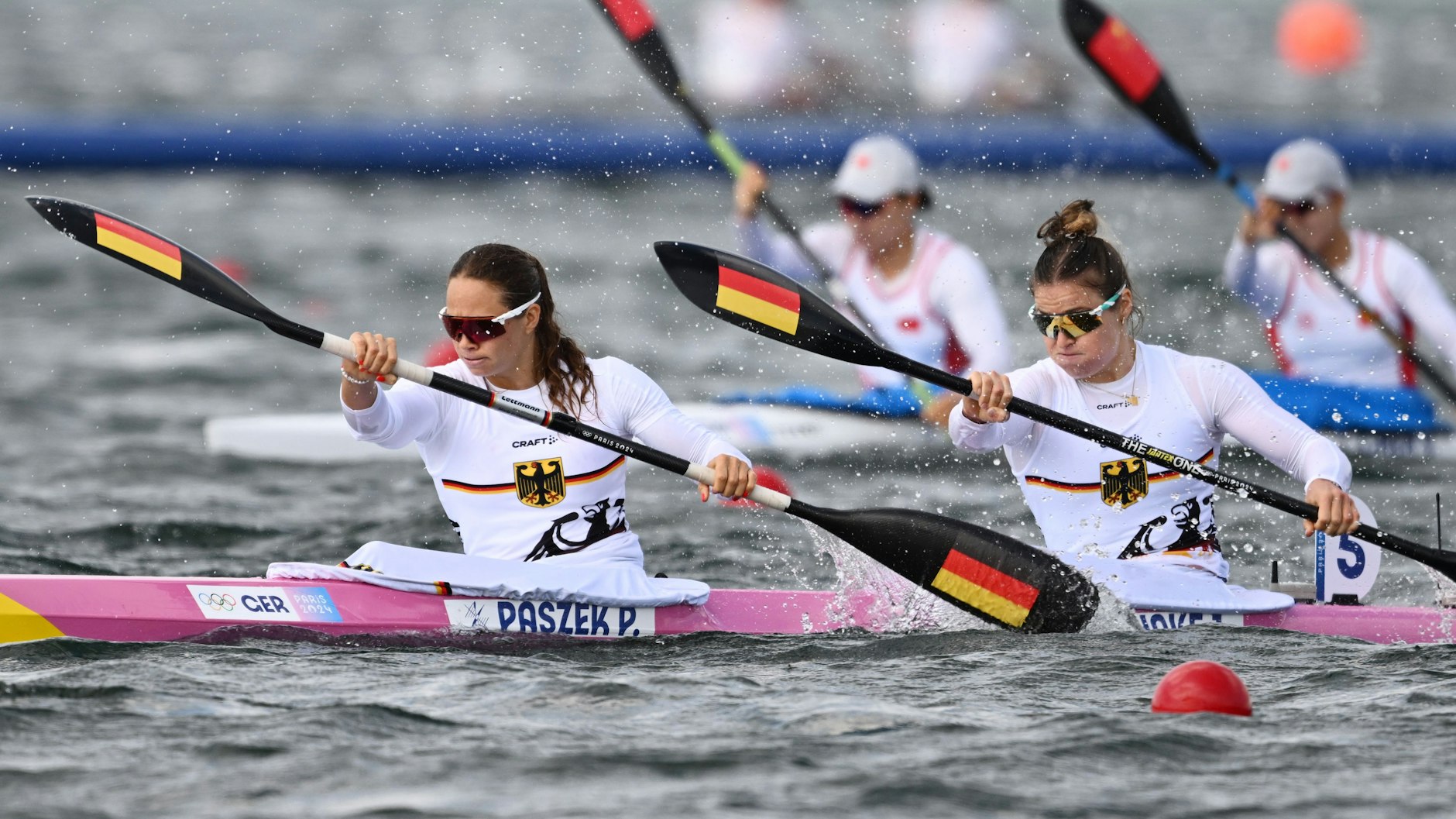 Es war so knapp: Jule Hake und Paulina Paszek paddeln zur Medaille. 
