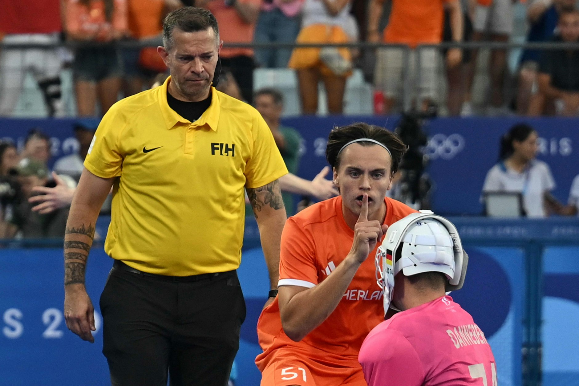 Direct na de bekendmaking van de Nederlandse overwinning stormde Doku Telgenkamp op de Duitse doelman af om hem te provoceren.