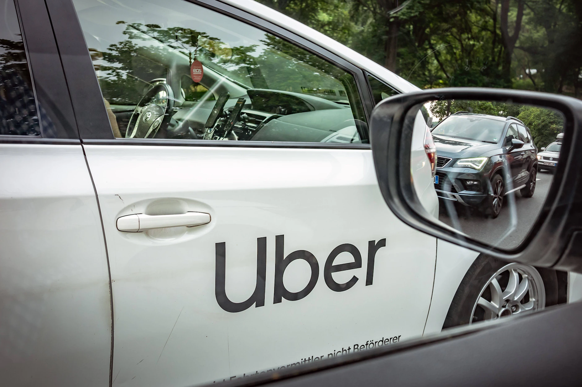 Unterwegs zum nächsten Fahrauftrag. Ein Fahrzeug, das für den amerikanischen Fahrdienstvermittler Uber unterwegs ist, fährt durch Berlin.