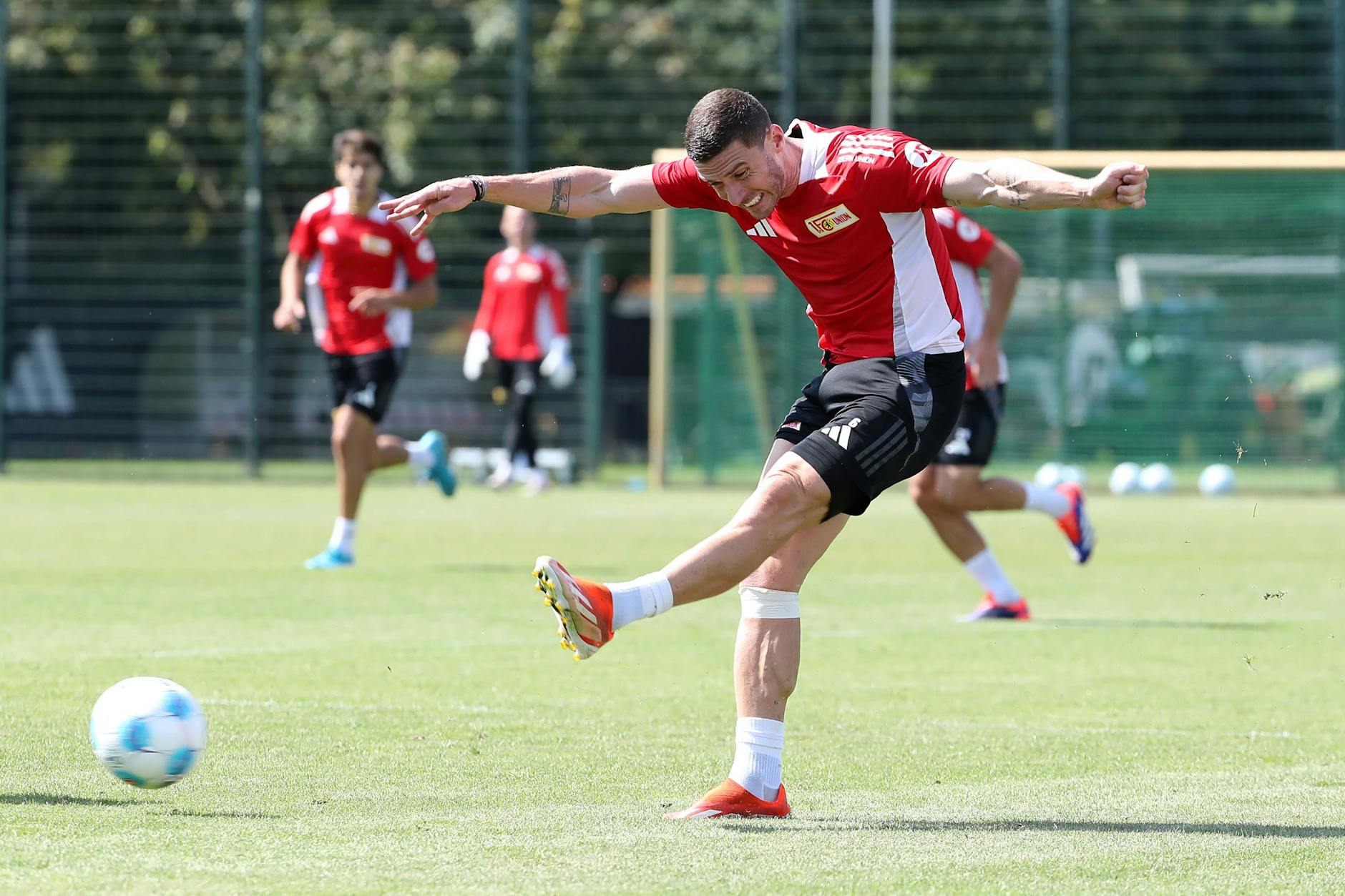 Robin Gosens (30) gibt im Training des 1. FC Union trotz der Hängepartie um seinen Wechsel immer Vollgas. 