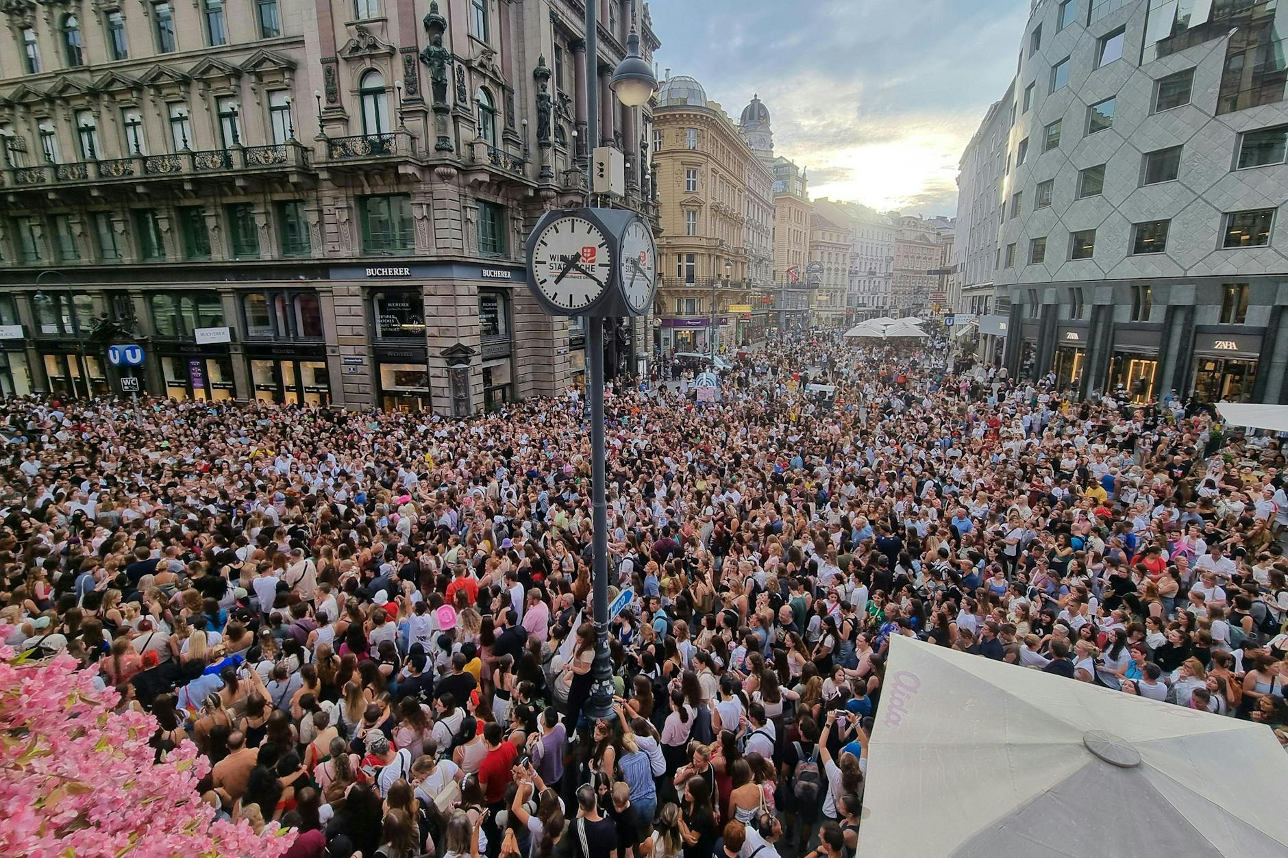 Taylor-Swift-Fans versammeln sich in der Wiener Innenstadt. 