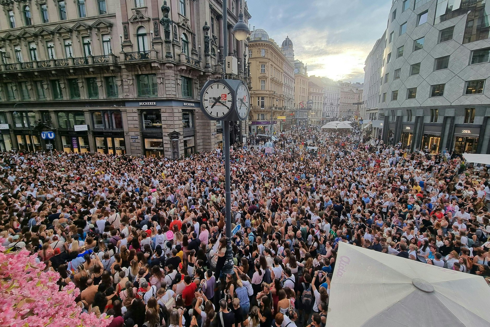 Taylor-Swift-Fans versammeln sich in der Wiener Innenstadt.&nbsp;
