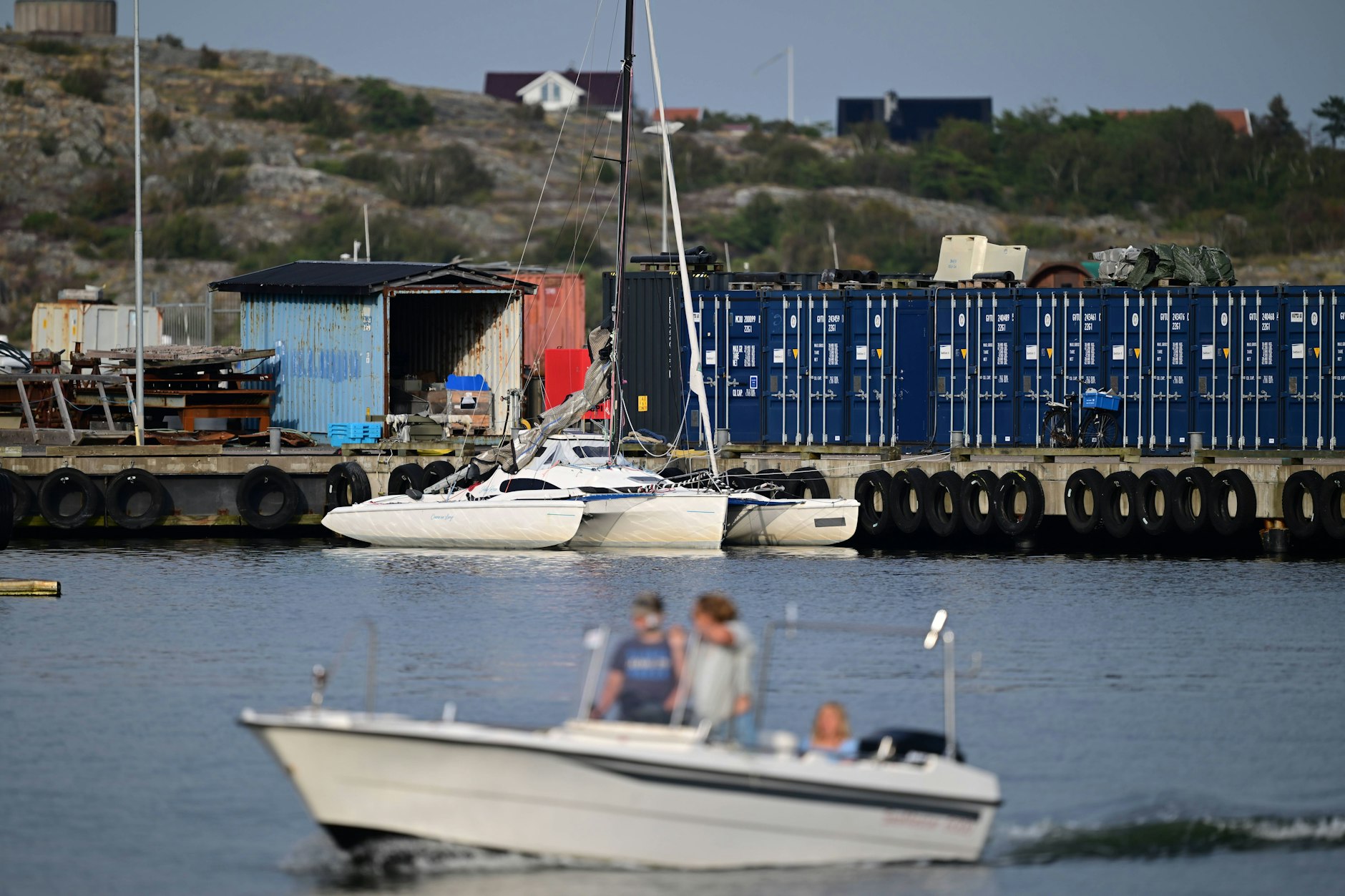 Das Boot nach einem mutmaßlichen Mord im Kattegat ist in den Hafen von Öckerö geschleppt worden. Ein 64-jähriger Mann wird wegen Mordverdachts festgehalten, nachdem am Donnerstag ein Mann auf hoher See vor Göteborg ums Leben gekommen ist.