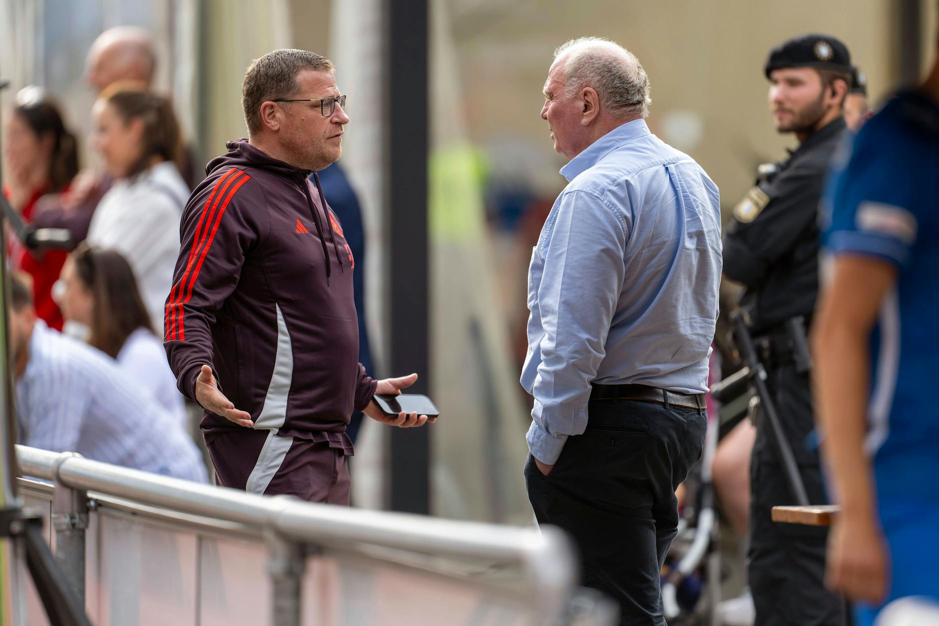 Sportvorstand Max Eberl (50) wird beim FC Bayern schmerzhaft vor Augen geführt, dass er nicht der Boss ist. Vielmehr zieht Uli Hoeneß (72) weiter die Strippen.
