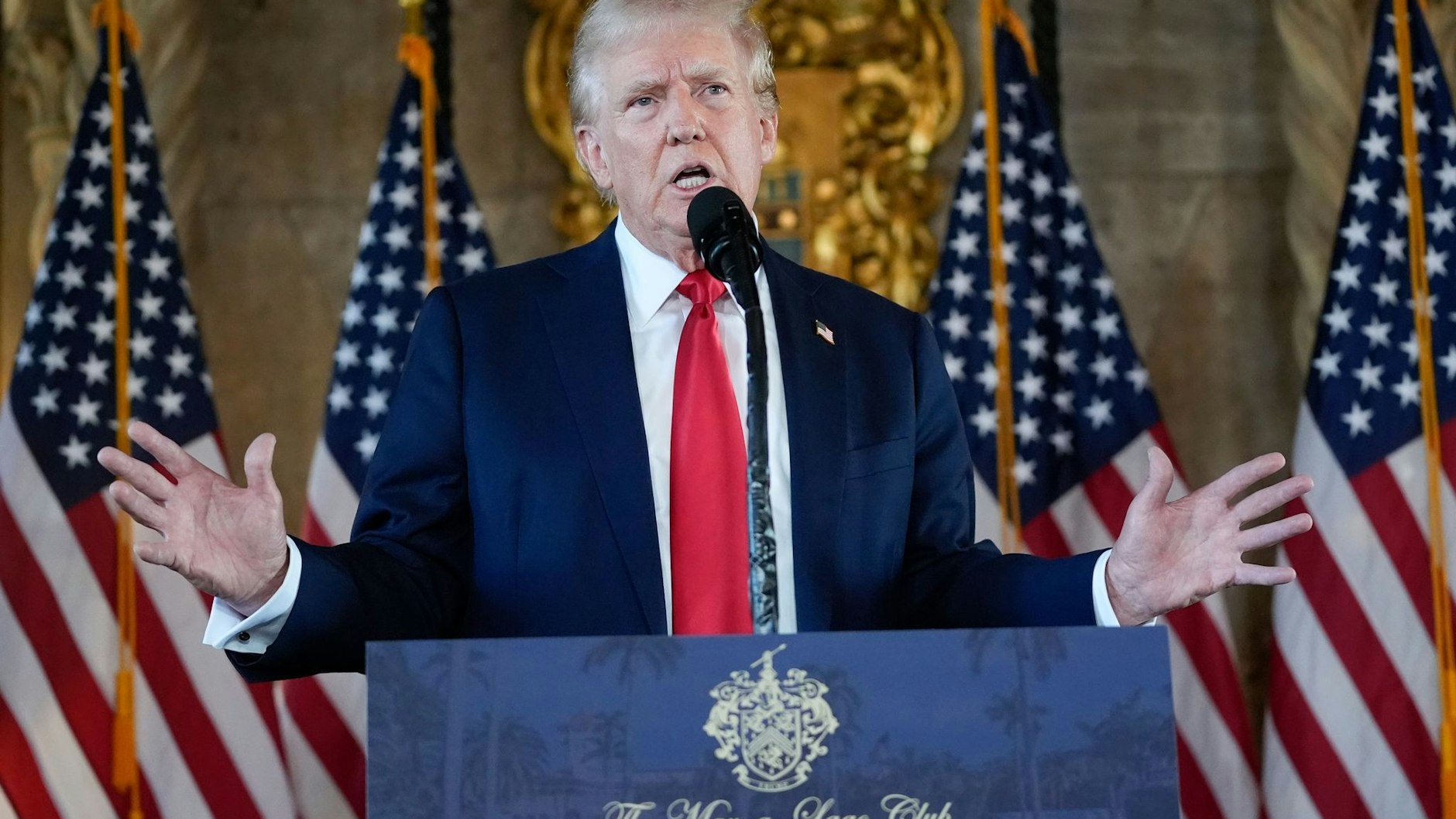 Der republikanische Präsidentschaftskandidat und ehemalige US-Präsident Donald Trump teilt in seinem Anwesen Mar-a-Lago weiter aus. 