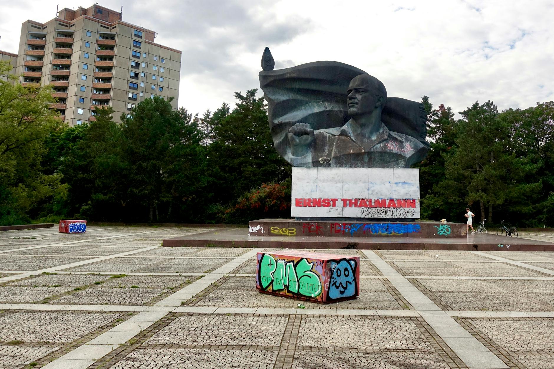 Immer wieder wird das Thälmann-Denkmal in Berlin mit Graffiti beschmiert. Der Bezirk kapituliert vor den Sprayern.