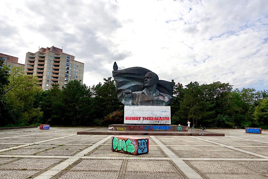 Immer wieder wird das Thälmann-Denkmal in Berlin mit Graffiti beschmiert. Der Bezirk kapituliert vor den Sprayern.