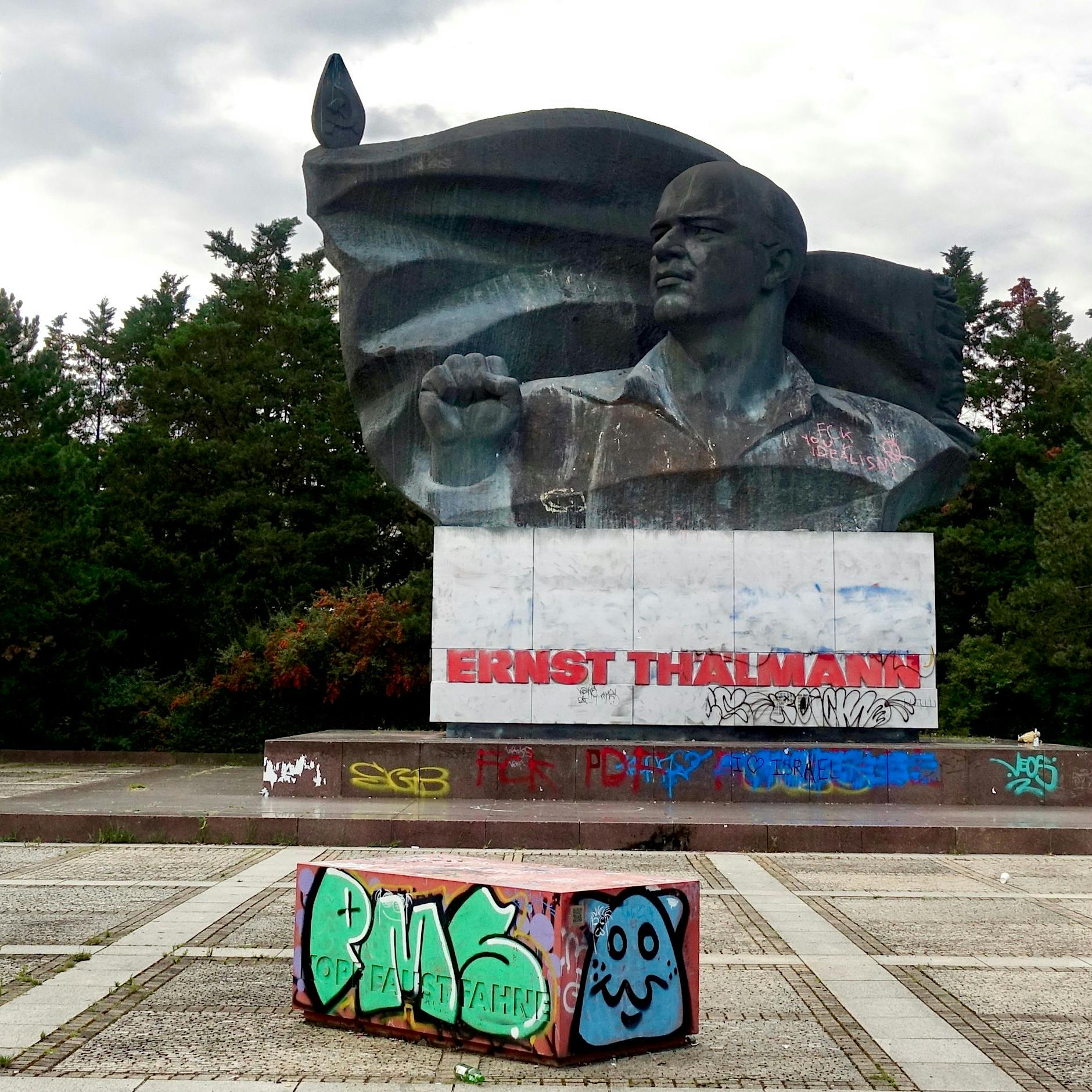 Thälmann-Denkmal: Kapitulation vor den Graffiti-Schmierern