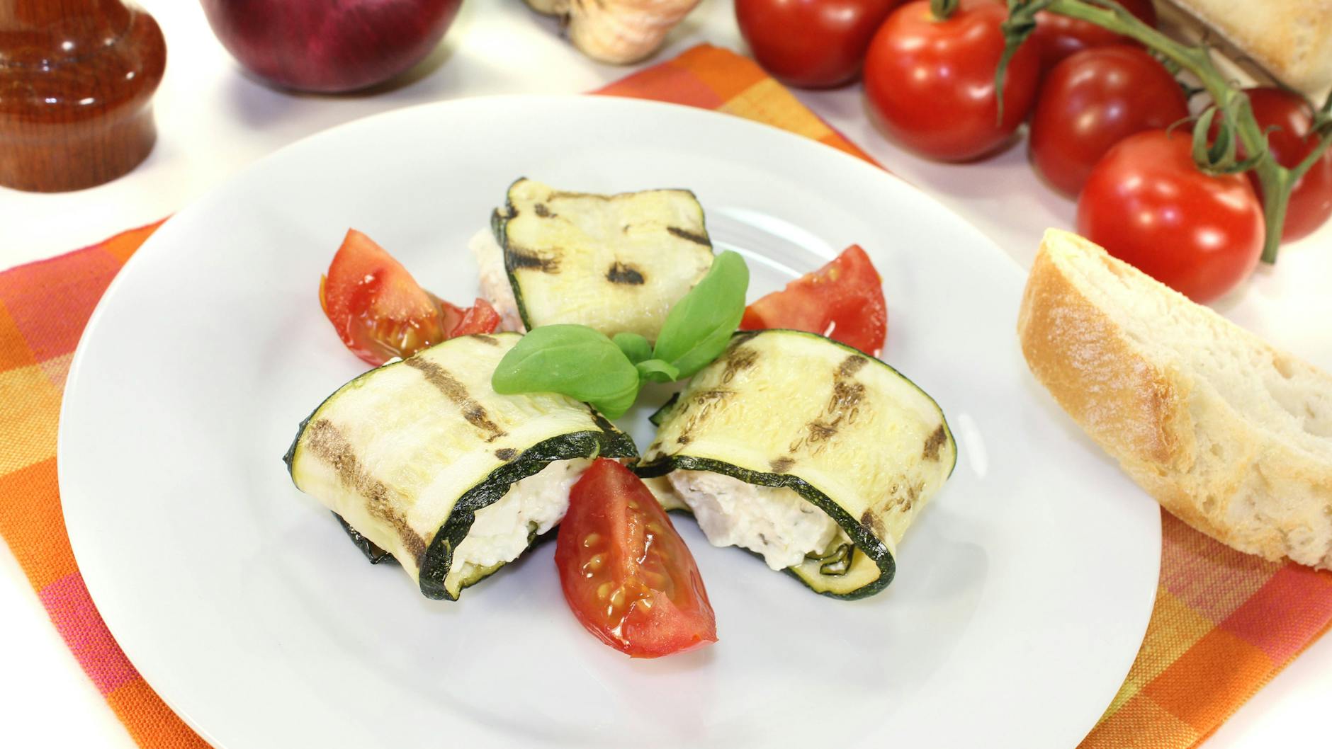 Zucchiniröllchen frisch gefüllt mit leckeren mediterranen Zutaten zaubern einen Hauch Sommer auf den Tisch.