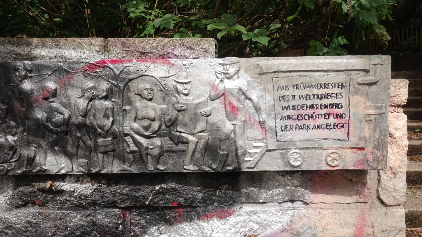 Der Fries im Volkspark Prenzlauer Berg soll an der Wiederaufbau Berlins nach dem Zweiten Weltkrieg erinnern, an die Trümmerfrauen und Arbeiter, die den Trümmerberg errichteten. Zusehen ist davon aber kaum noch etwas, alles ist mit Graffiti beschmiert.