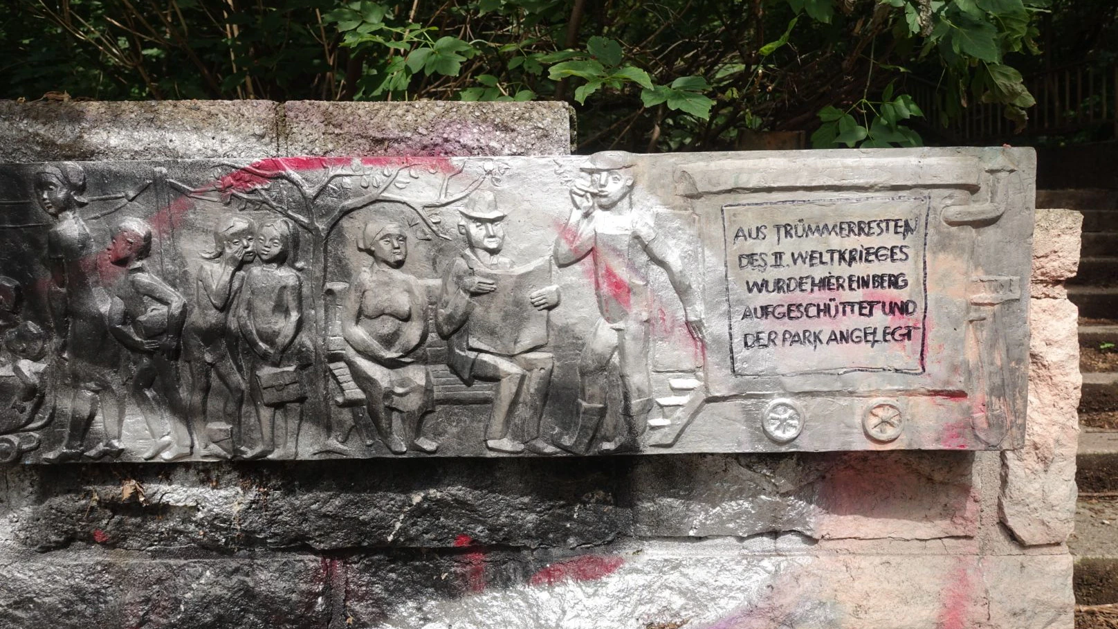 Der Fries im Volkspark Prenzlauer Berg soll an der Wiederaufbau Berlins nach dem Zweiten Weltkrieg erinnern, an die Trümmerfrauen und Arbeiter, die den Trümmerberg errichteten. Zusehen ist davon aber kaum noch etwas, alles ist mit Graffiti beschmiert.