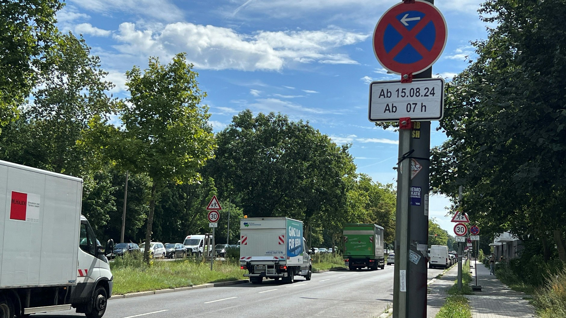 Vor-Ort-Besuch vom KURIER: Die Bauarbeiten auf der Straße An der Wuhlheide beginnen den Parkverbotsschildern zufolge erst in einer Woche.
