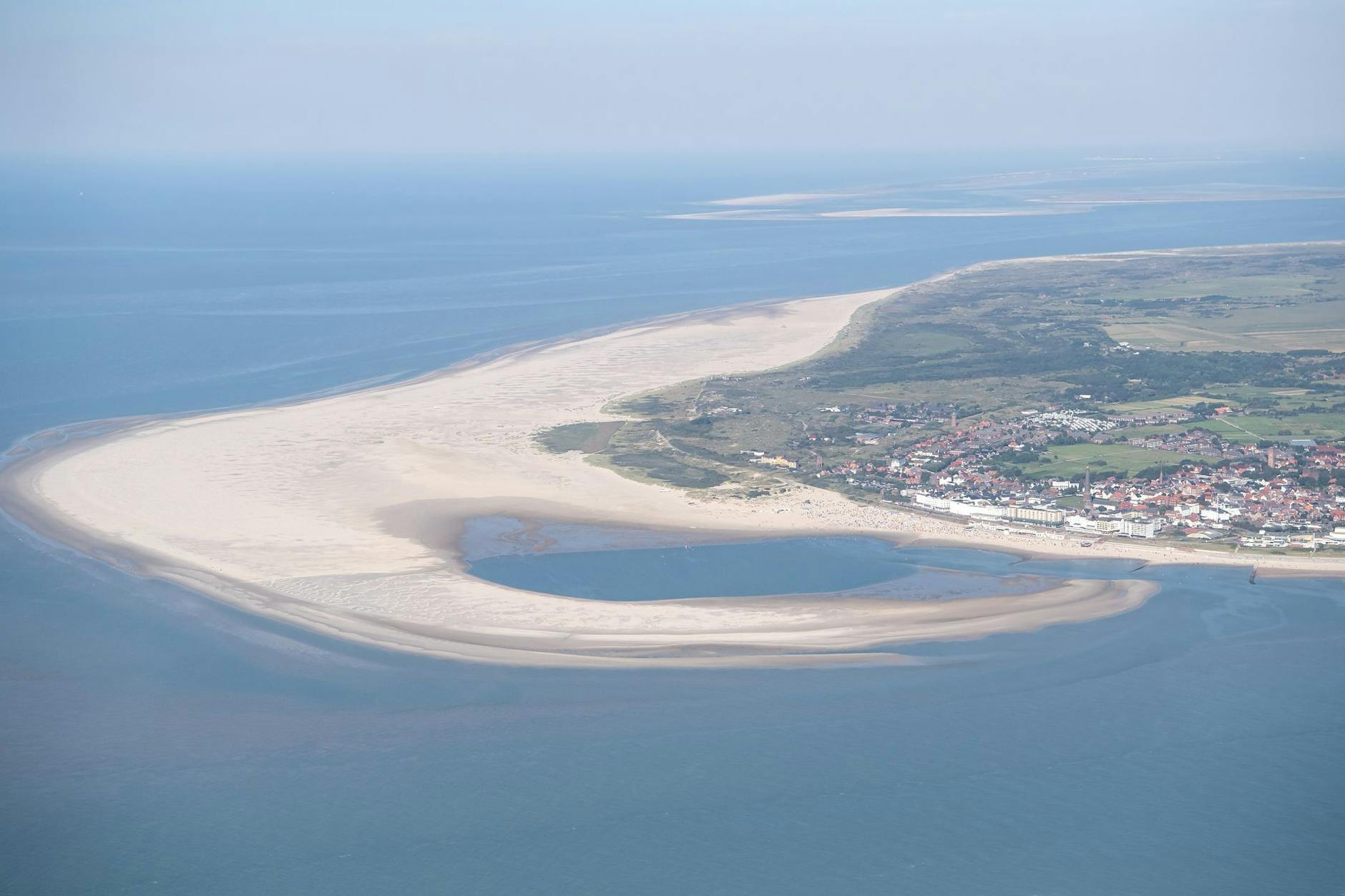 Die ostfriesische Insel Borkum. Für die geplante Erdgasförderung in der Nordsee vor Borkum hat die zuständige niederländische Behörde dem Unternehmen One-Dyas die bergbaurechtliche Bewilligung erteilt.
