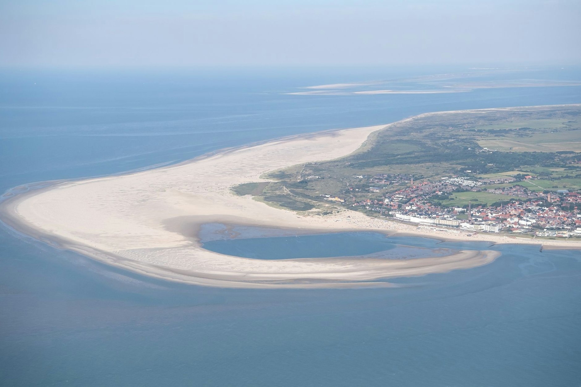 Die ostfriesische Insel Borkum. Für die geplante Erdgasförderung in der Nordsee vor Borkum hat die zuständige niederländische Behörde dem Unternehmen One-Dyas die bergbaurechtliche Bewilligung erteilt.
