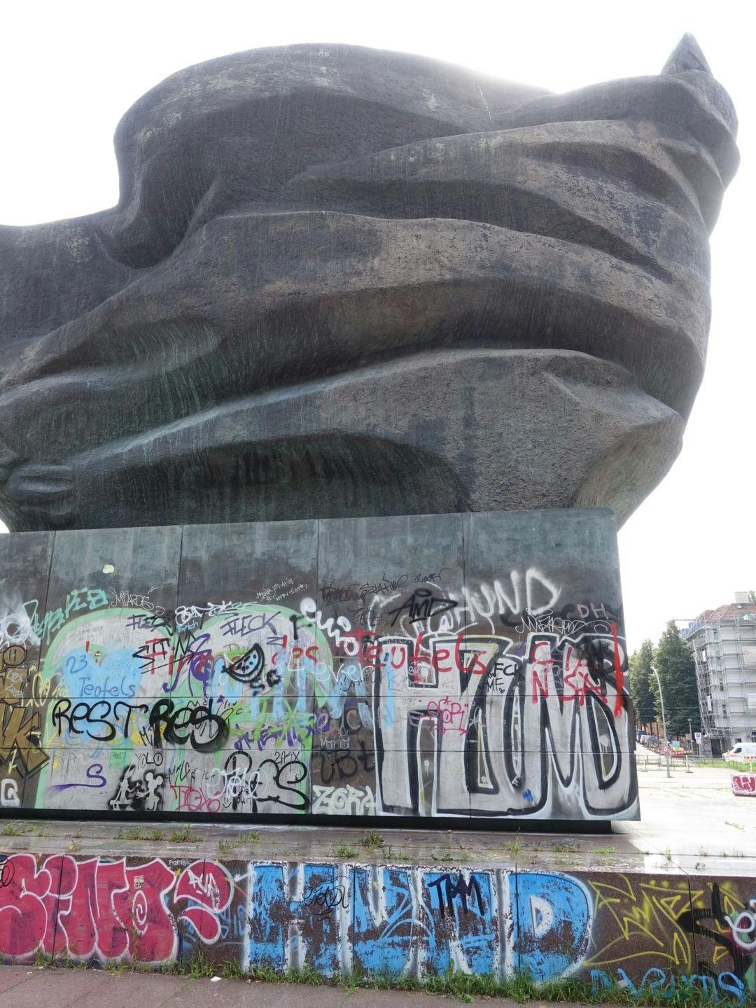 Auch auf der Rückseite ist das Thälmann-Denkmal beschmiert.