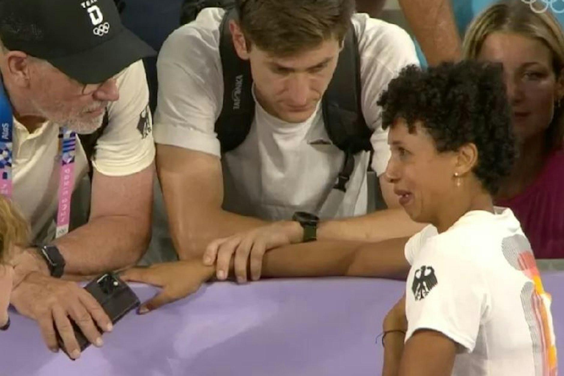 Malaika Mihambo weint, sagt verzweifelt zu ihrem Trainer Ulrich Knapp: „Ich kriege keine Luft.“