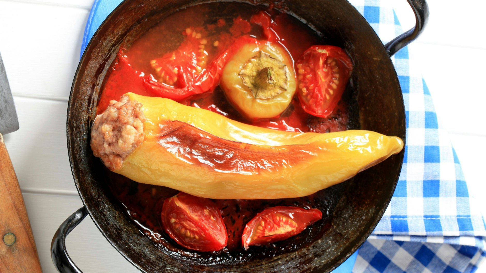 Die gefüllte Paprika muss nach diesem Rezept aus Ungarn für eine Weile im Topf oder in der Pfanne schmoren.