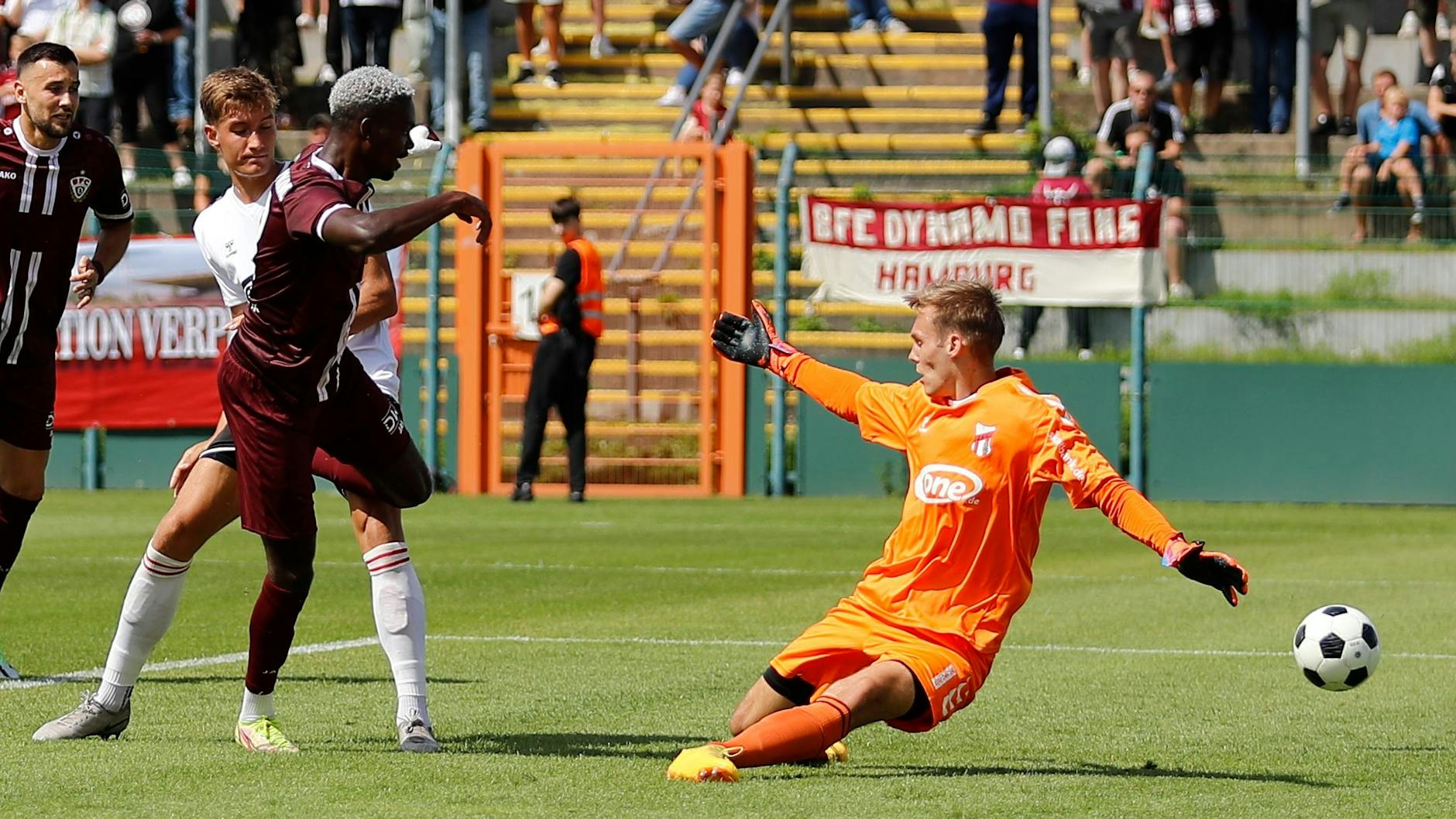 Und drin! McMoordy Hüther bringt den BFC Dynamo gegen den ZFC Meuselwitz mit seinem 1:0 auf die Siegerstraße.