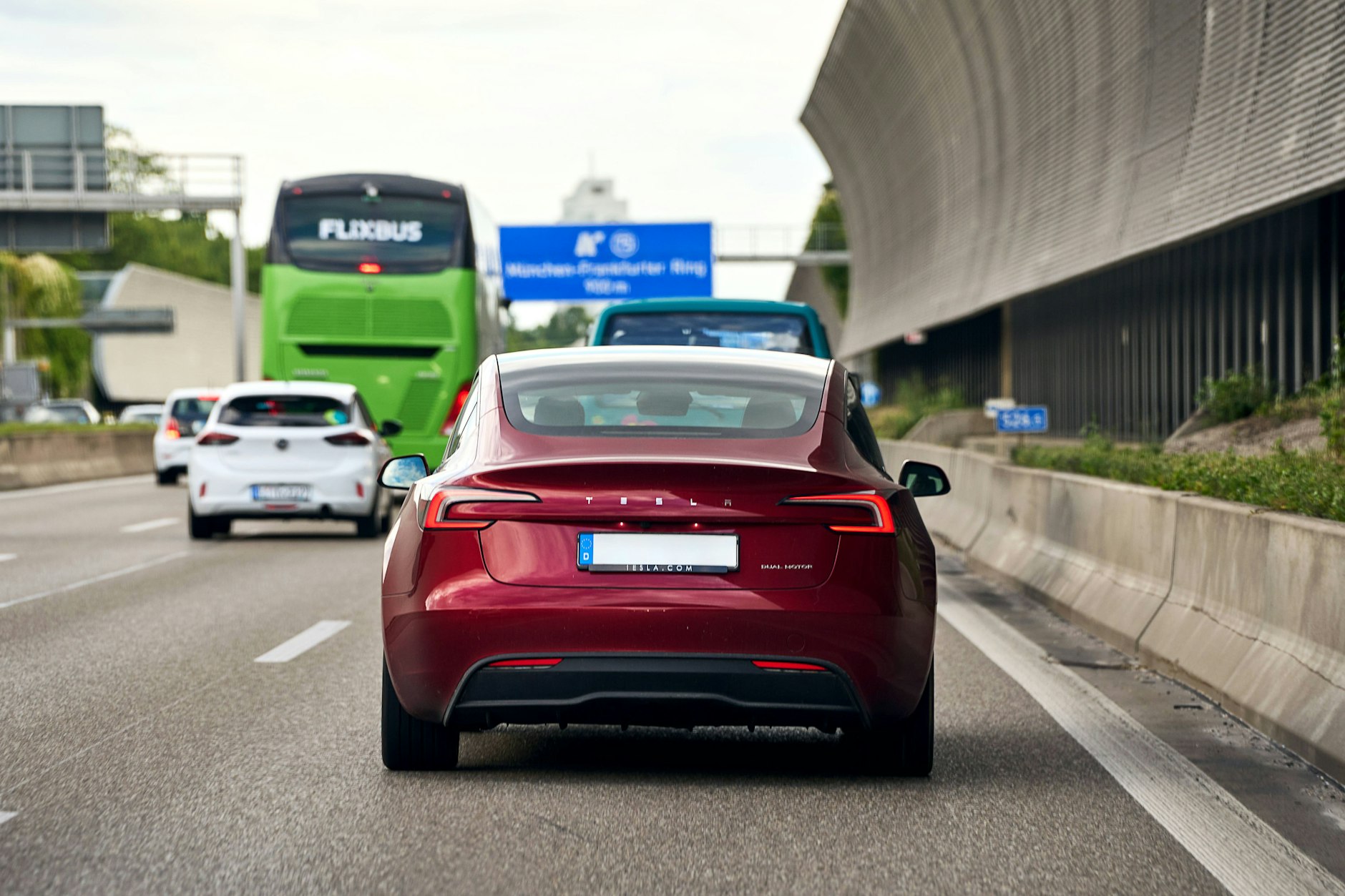 Eigene Spuren für E-Autos auf der Autobahn sollen laut dem BMW-Manager mehr Anreiz für den Kauf eines Elektroautos schaffen.