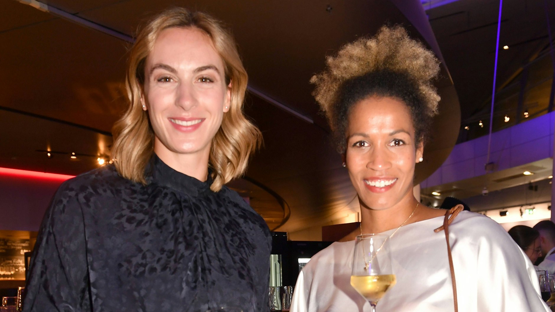 Alexandra Burghardt (l.) strahlt nach Bob-Silber mit und Mariama Jamanka in Peking 2022 bei der Verleihung des Bayerischen Sportpreises.