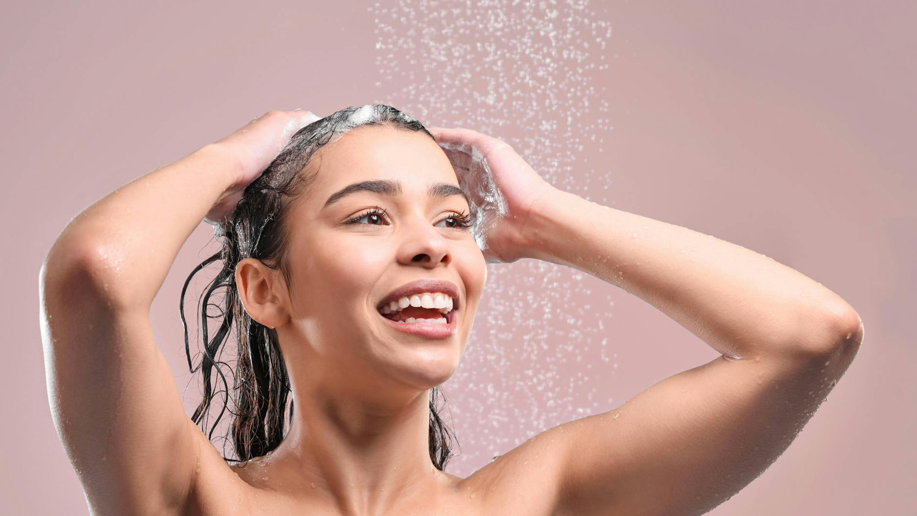 Reiswasser wird einfach wie eine Spülung in die Haare einmassiert - es soll die Haare stärken.