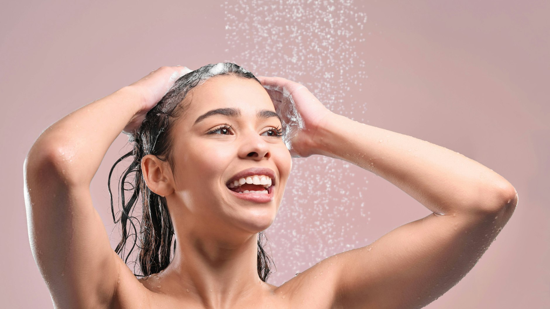 Reiswasser wird einfach wie eine Spülung in die Haare einmassiert - es soll die Haare stärken.