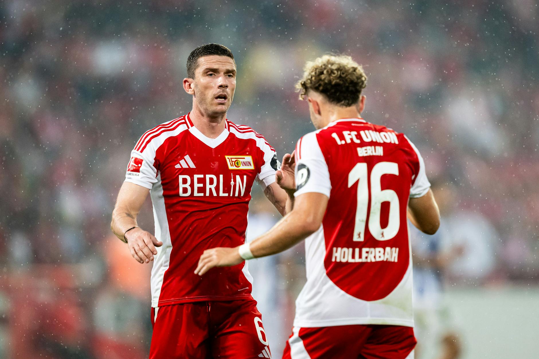 Robin Gosens und Benedict Hollerbach feiern das Tor zum 1:0 gegen Real Sociedad. 