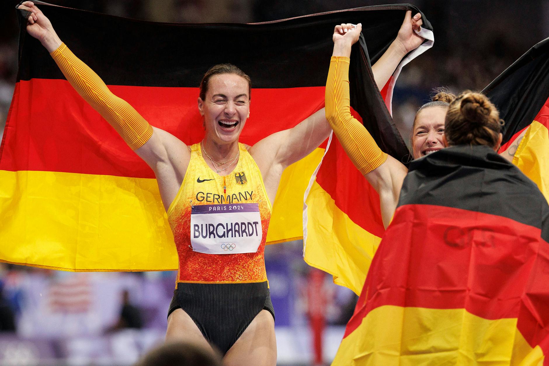Alexandra Burghardt feiert mit ihren Staffel-Kolleginnen das sensationelle Sprint-Bronze
