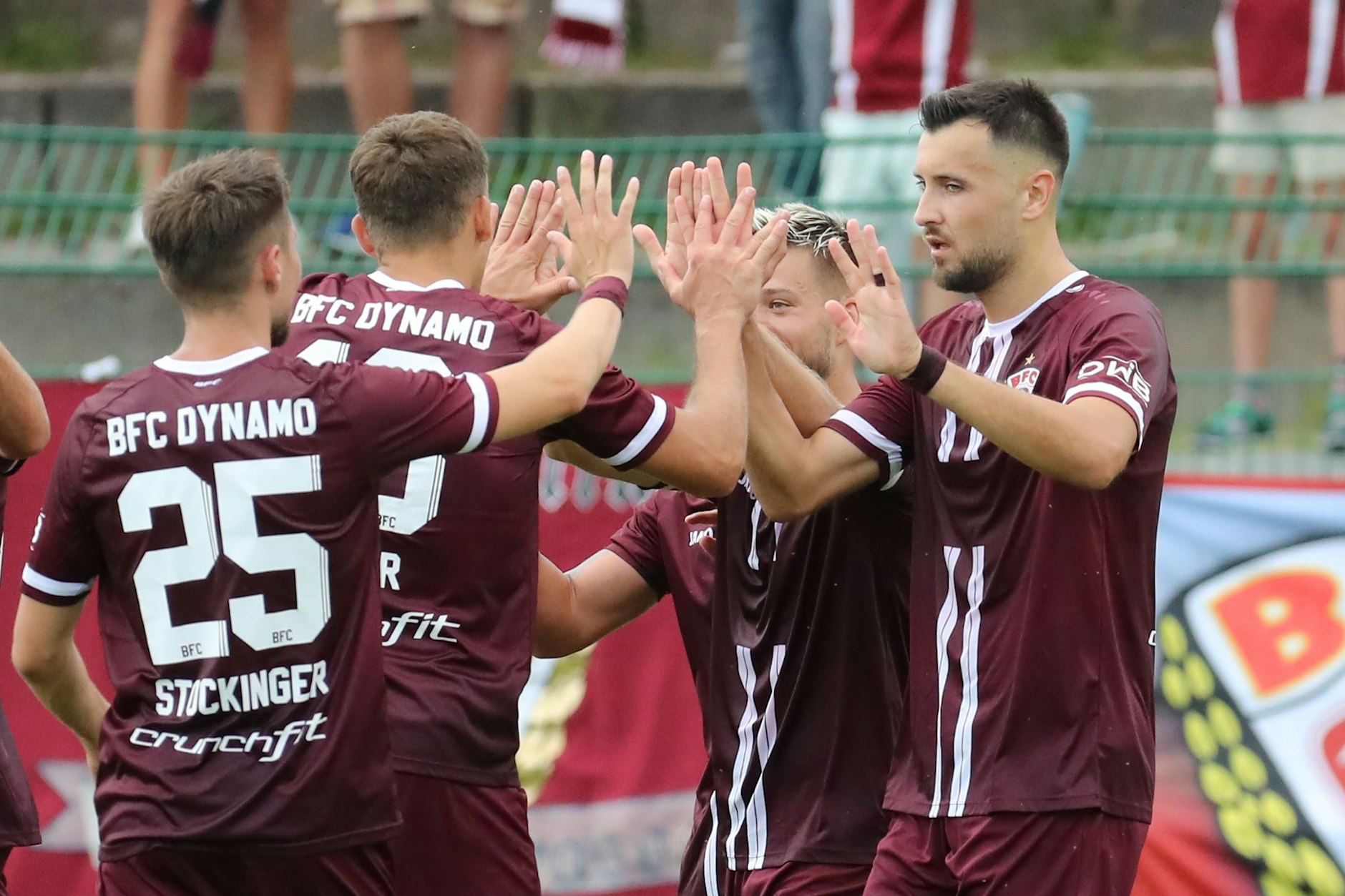 Die Jungs vom BFC Dynamo um Rufat Dadashov (r.) haben gegen den ZFC Meuselwitz jede Menge zum Abklatschen.