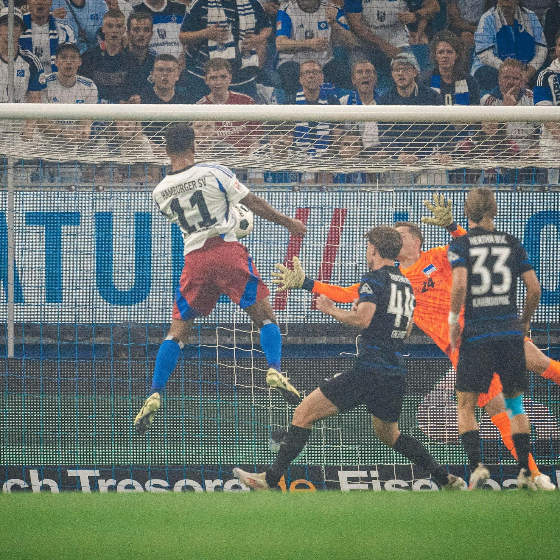 Hamburgs Ransford Königsdörffer köpft freistehend zum 1:0 ein.