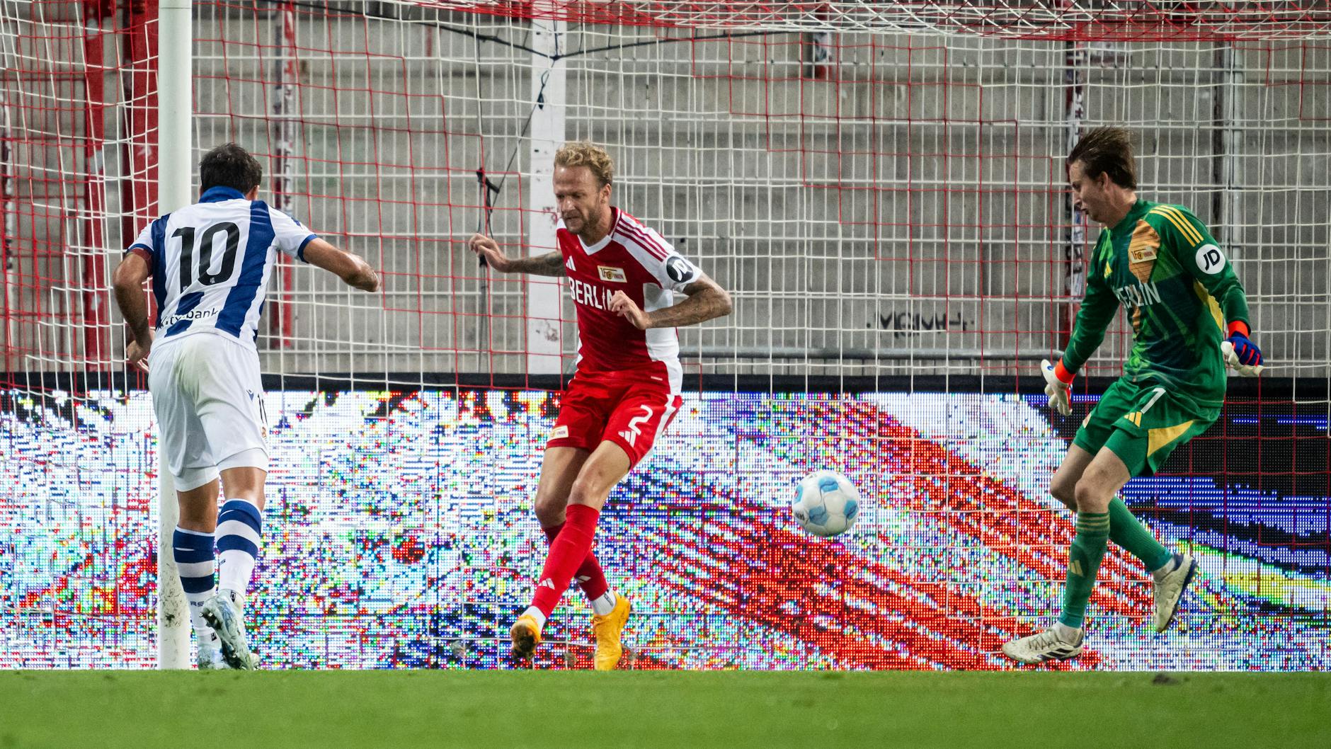 Mikel Oyarzabal erzielt für Real Sociedad per Kopball das 1:1. Kevin Vogt und Torwart Frederik Rönnow können es nicht verhindern.